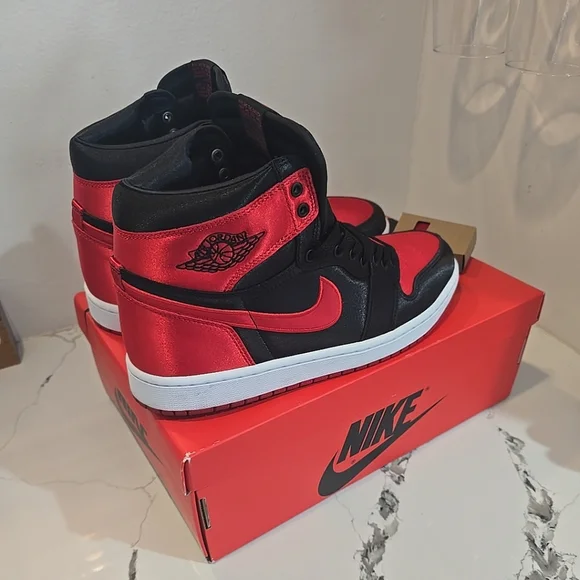 NIKE AIR JORDAN 1 RETRO HIGH OG SATIN BRED WOMENS SIZE 11.5 FD4810-061 PRE-OWNED - Picture 5 of 10